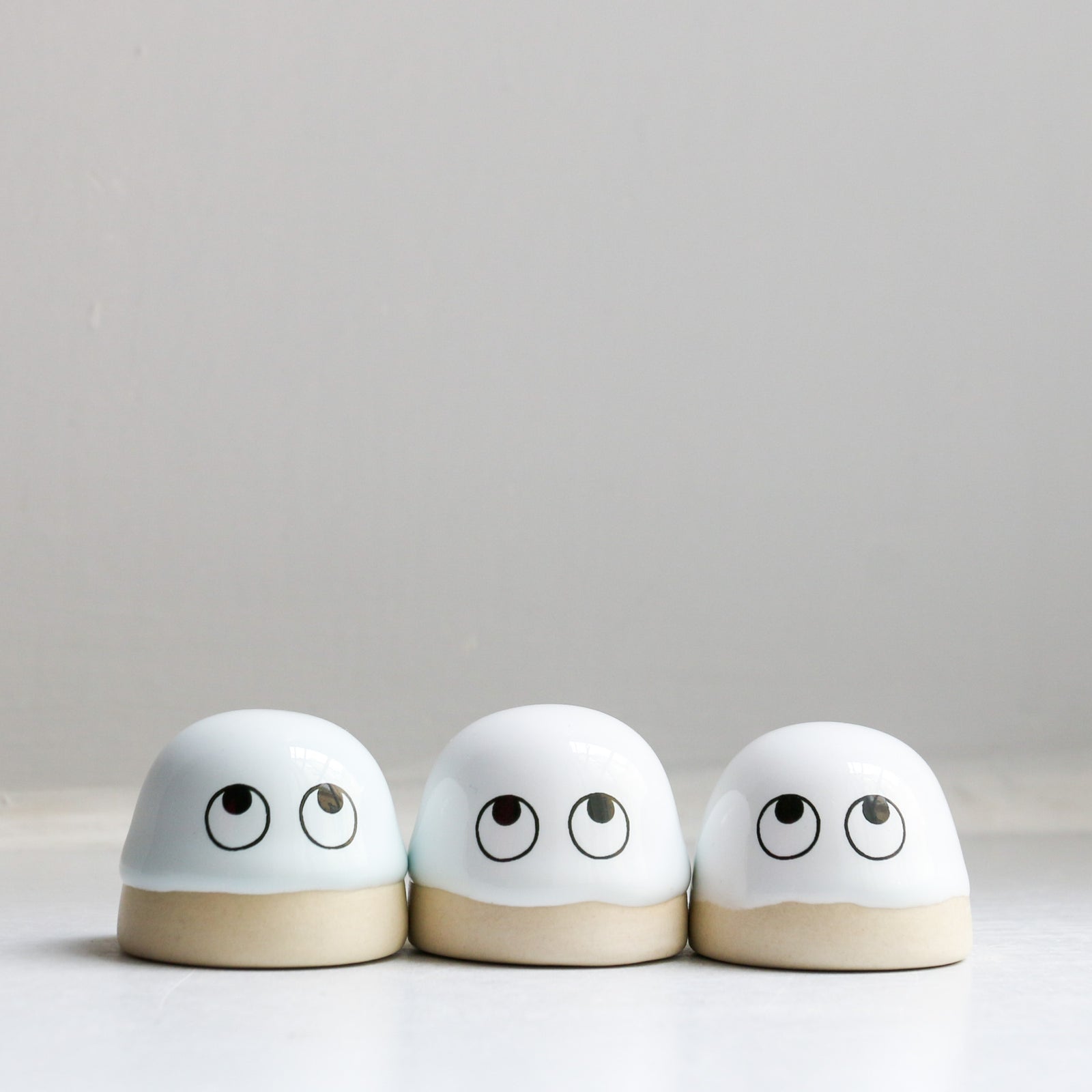 Familia - Dot - Classic White – Studio Arhoj Store